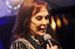 Loretta Lynn: 50 anni di classe e stile al Grand Ole Opry!