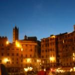 piazza del campo di sera illuminata