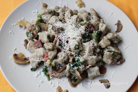 Gnocchi di grano saraceno con funghi, spinaci e speck