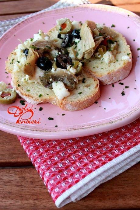 BRUSCHETTA CAPRICCIOSA CON FETA IN CONSERVA di Dolcipensieri