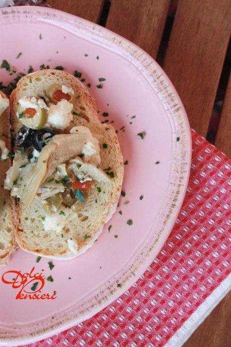 BRUSCHETTA CAPRICCIOSA CON FETA IN CONSERVA di Dolcipensieri