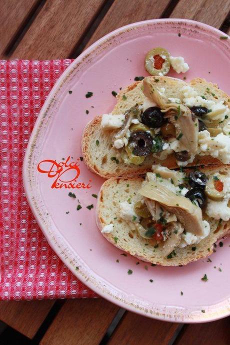 BRUSCHETTA CAPRICCIOSA CON FETA IN CONSERVA di Dolcipensieri