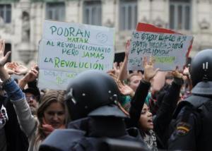 Gli indignados assediano il parlamento di Madrid: “Potranno uccidere il rivoluzionario, non la rivoluzione”
