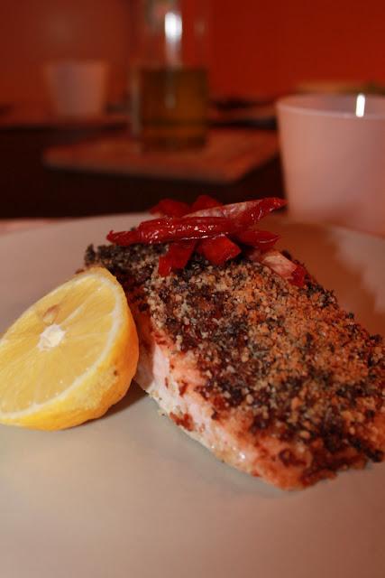 Filetto di salmone in crosta mediterranea