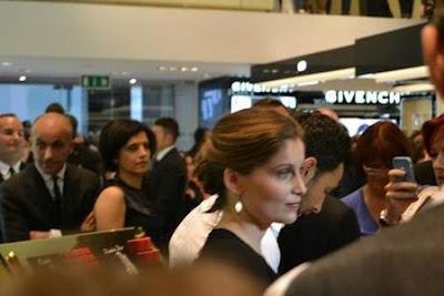 Noah Mills & Laetitia Casta alla Rinascente per Dolce & Gabbana