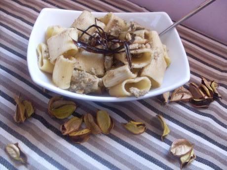 mezze maniche con pesto di melanzane e mandorle