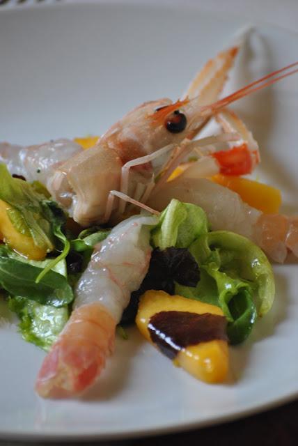 Scampi con misticanza, mango e pesche