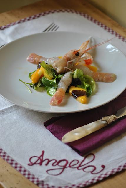 Scampi con misticanza, mango e pesche