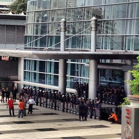 Ci risiamo… e non è neppure venerdì!
Questa volta a protestare davanti a Central World Tower sono i mussulmani. Protestano contro il film ritenuto blasfemo prodotto in America.Di conseguenza si lamentano anche contro Google. Google è “colpevole”  di aver respinto la richiesta di rimuovere da Youtube il film che ha innescato la rabbia mussulmana.Protestanti mussulmani davanti al centro commerciale dove lavoro (sede anche dell’ufficio di Google)Non giudico e non esprimo commenti ma faccio una domanda: un po’ di sana autoironia no? Mi pare che qualsiasi cosa venga presa a pretesto per protestare e essere incazzati con tutto e tutti.Polizia mentre si prepara ad affrontare eventuali eccessi dei manifestantiQuesta non è la prima volta che mi trovo davanti a questo tipo di situazione (proprio ieri nel guest post per Mi Prendo e Mi Porto Via ripensavo alle manifestazioni della camicie gialle prima di quelle rosse poi e alle alluvioni, colpi ti stato, coprifuochi) eppure oggi mi sento ansioso e non al sicuro. So che tutto filerà liscio e la pioggia disperderà i manifestanti (spero).L’estremismo, nella difesa della libertà, non è un vizio. La moderazione, nel perseguimento della giustizia, non è una virtù.

Barry Goldwater 