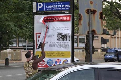 GUERRA TRA COATTI: LA POLITICA A ROMA SI FA COSI', INCARTANDO LA CITTA' (RIGOROSAMENTE IN NERO)