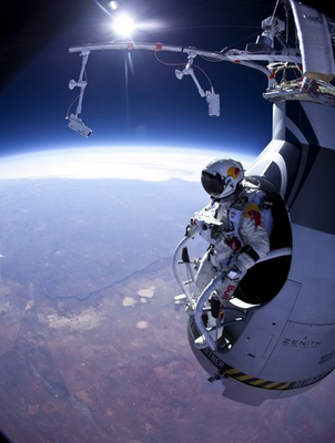 Il gradino più alto del mondo: lanciarsi col paracadute da 36 chilometri