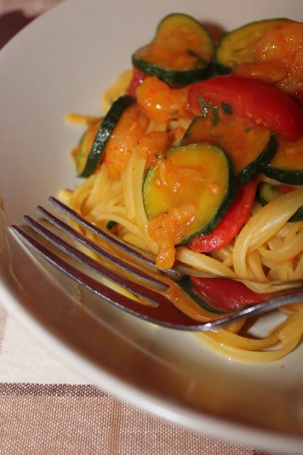 Linguine con gamberi, zucchine e zafferano