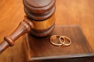 Nuovi studi: divorzio triplica il rischio di ictus, matrimonio allontana la povertà