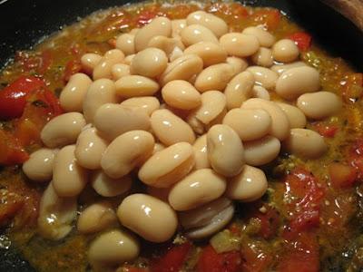 Curry di fagioli con corona di riso pilaf