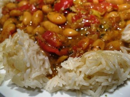 Curry di fagioli con corona di riso pilaf