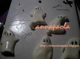 Fantasmi di Fimo: la collanina di Halloween. Tutorial / Les fantomes en Fimo: le collier de Halloween. Tutoriel