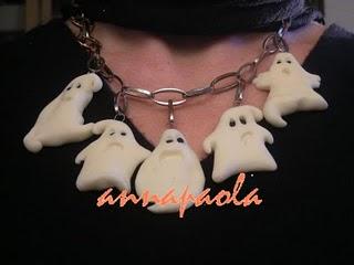 Fantasmi di Fimo: la collanina di Halloween. Tutorial / Les fantomes en Fimo: le collier de Halloween. Tutoriel