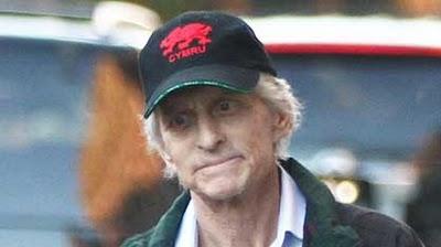 MICHEAL DOUGLAS PORTA I BRUTTI SEGNI DELLA MALATTIA : IL CANCRO