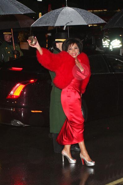 SHIRLEY BASSEY (DI ROSSO VESTITA...) SE LA SPASSA CON I MILITARI