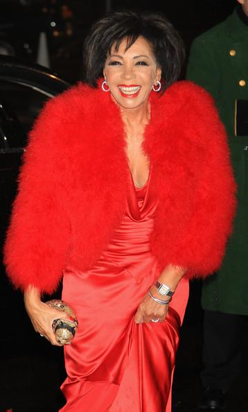 SHIRLEY BASSEY (DI ROSSO VESTITA...) SE LA SPASSA CON I MILITARI