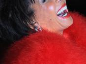 Shirley bassey rosso vestita...) spassa militari