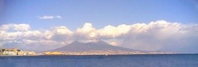 Il Vesuvio con il  suo minaccioso cratere, che misura circa 1500 metri di circonferenza, basta a scoraggiare chiunque tentasse di avvicinarsi troppo.