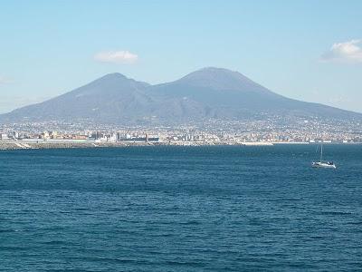 Il Vesuvio con il  suo minaccioso cratere, che misura circa 1500 metri di circonferenza, basta a scoraggiare chiunque tentasse di avvicinarsi troppo.