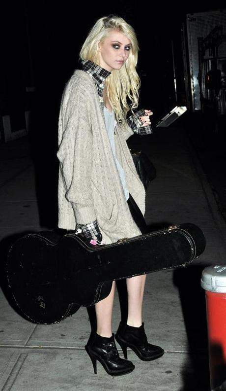 Taylor_Momsen_Relaxes_b0dd