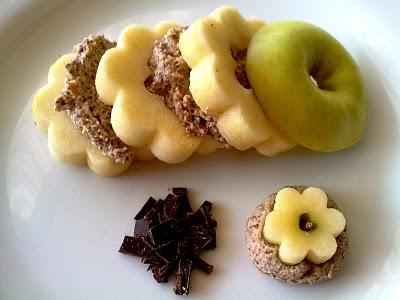 MARGHERITE DI MELE CON CREMA DI BISCOTTI, YOGURT E CIOCCOLATO.