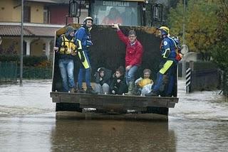 Alluvione a Vicenza: la vita prima della letteratura e volontari in strada