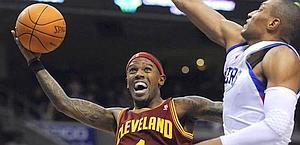 Daniel Gibson vola a canestro. Ap