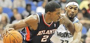 Joe Johnson protegge la palla. Ap