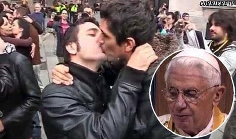 Duecento gay e lesbiche si baciano a Barcellona al passaggio di Ratzinger