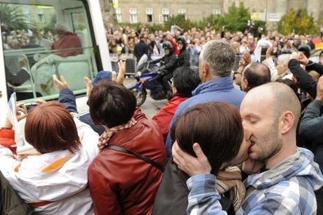 Una coppia gay si bacia al passaggio del papa a Santiago