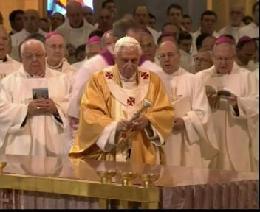 Il Papa consacra la Sagrada Familia: 