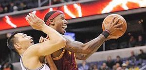 Daniel Gibson (Cleveland) vola a canestro. Ap