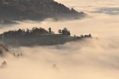 Nebbia sul villaggio - Immagini di Torre Pellice