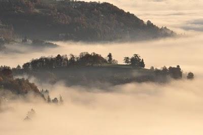 Nebbia sul villaggio - Immagini di Torre Pellice