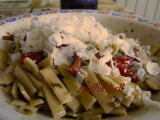 Sagne di saragolla con pesto al basilico e pomodorini secchi