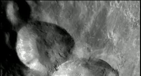 La superficie di Vesta in grande dettaglio grazie a Dawn