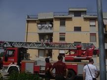 Tenta di salvare il suo cane e precipita dal balcone