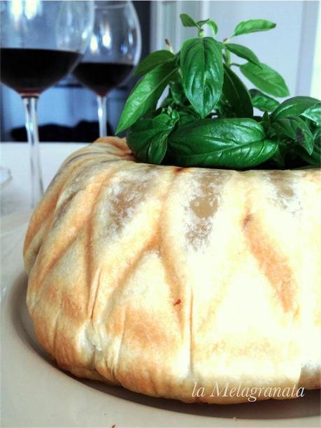 Timballo di maccheroni con polpette e salsa al vino rosso.