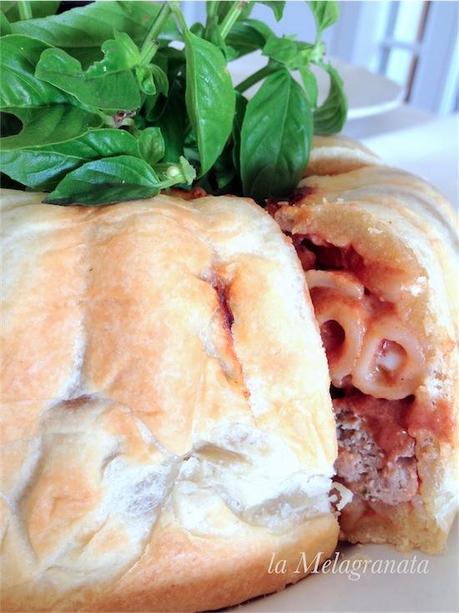 Timballo di maccheroni con polpette e salsa al vino rosso.