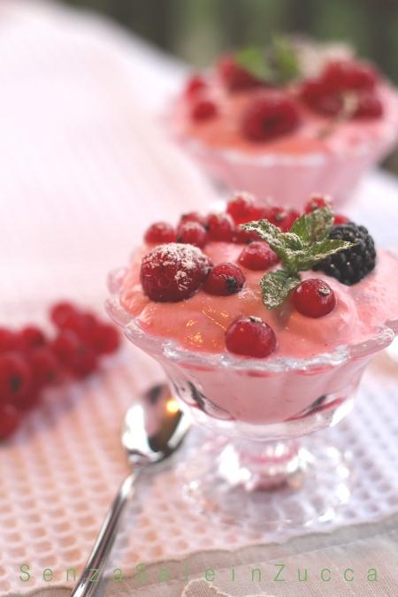 Bavarese leggera di yogurt e frutti di bosco