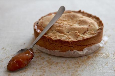 Tortina ripiena di marmellata di pesche e noci