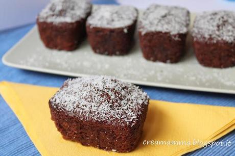 Mini plum-cake agli albumi con cocco e cioccolato