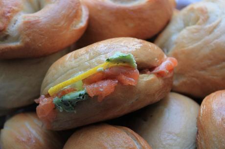 Bagels con salmone marinato e burro alle erbe