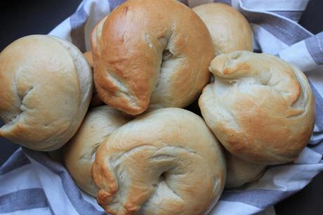 Bagels con salmone marinato e burro alle erbe