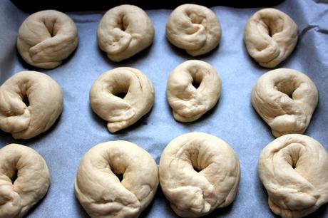 Bagels con salmone marinato e burro alle erbe