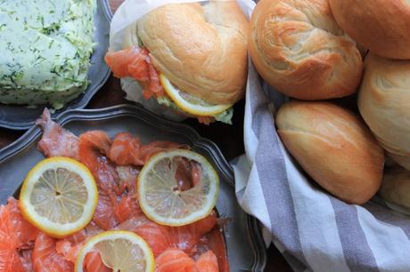 Bagels con salmone marinato e burro alle erbe